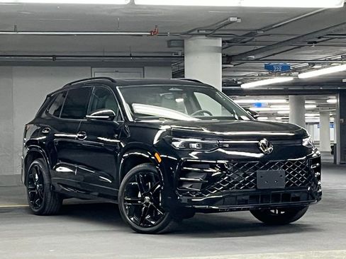 Used 2025 Volkswagen Tiguan SE R-Line image 2