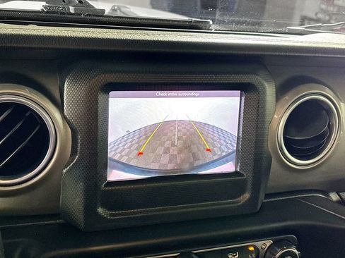 Used 2021 Jeep Wrangler Unlimited Sahara AWD/4WD image 16