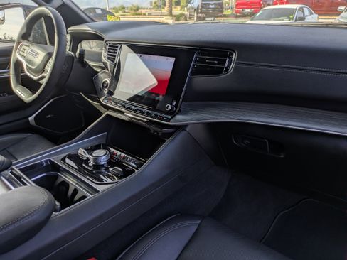 Used 2024 Jeep Wagoneer Series III image 12