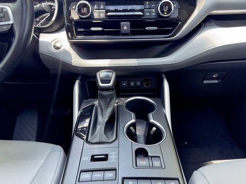 Used 2021 Toyota Highlander XLE AWD/4WD image 10