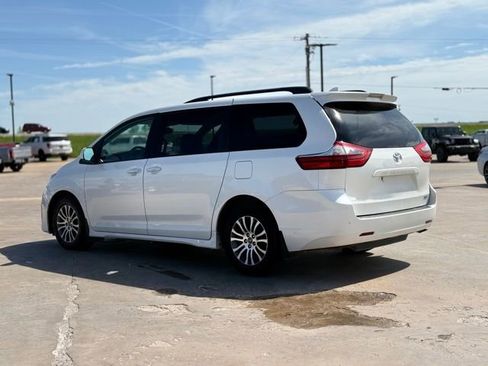 Used 2020 Toyota Sienna XLE w/ XLE Navigation Package FWD image 3