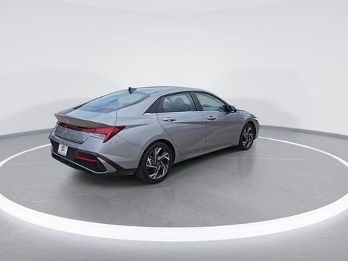 Used 2025 Hyundai Elantra SEL FWD image 8