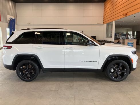 Used 2023 Jeep Grand Cherokee Limited w/ Luxury Tech Group II image 4