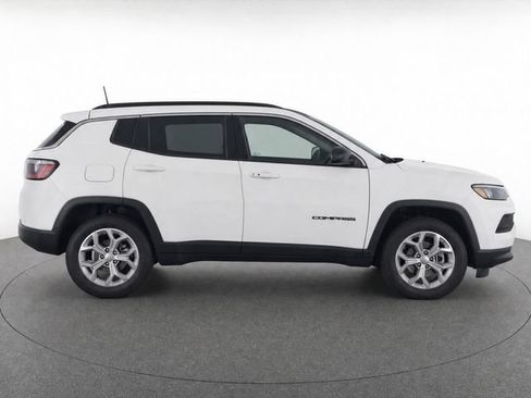 Used 2024 Jeep Compass Latitude AWD/4WD image 8