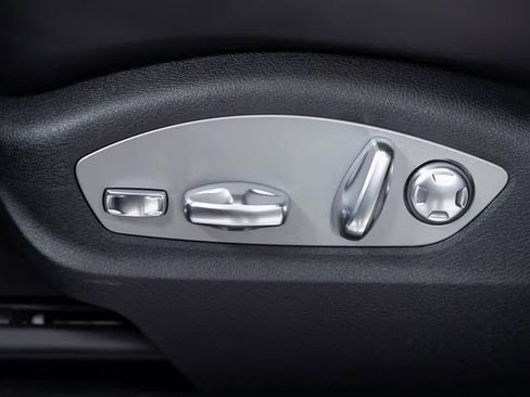 Certified 2025 Porsche Macan image 18