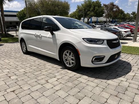 Used 2024 Chrysler Pacifica Touring FWD image 16