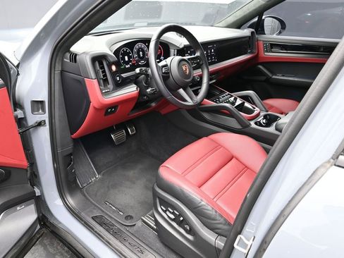 Certified 2025 Porsche Cayenne GTS AWD/4WD image 4