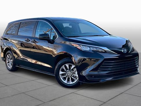 Used 2024 Toyota Sienna LE image 3
