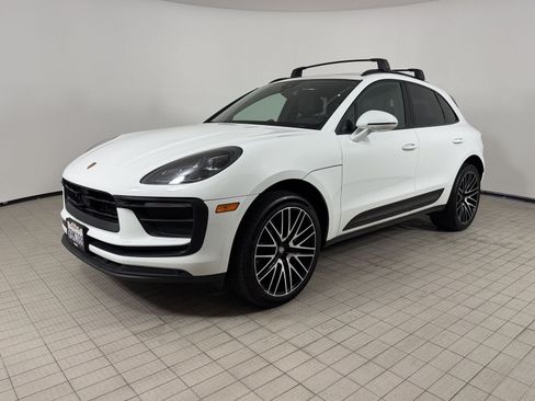Certified 2022 Porsche Macan AWD/4WD image 1