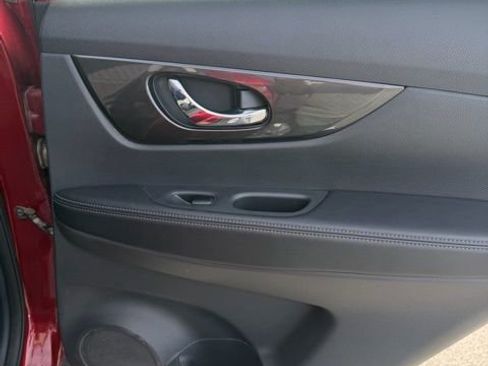 Used 2018 Nissan Rogue SV image 17