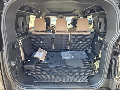 New 2026 Land Rover Defender 110 X-Dynamic SE image 15