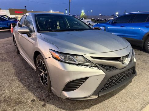 Used 2020 Toyota Camry SE image 2