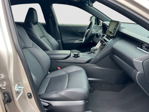 Used 2022 Toyota Venza XLE image 12