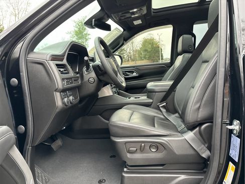 Used 2023 Chevrolet Suburban LT w/ Luxury Package image 9