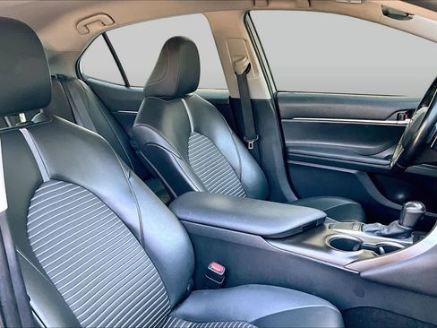 Used 2022 Toyota Camry SE FWD image 9