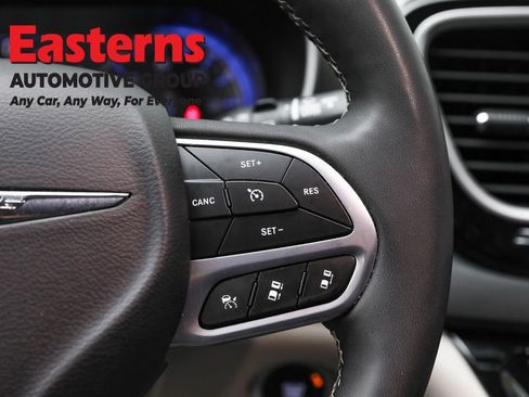 Used 2023 Chrysler Pacifica Touring-L FWD image 16