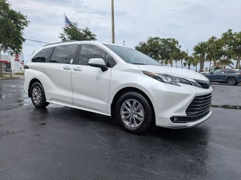 Used 2025 Toyota Sienna XLE FWD image 2