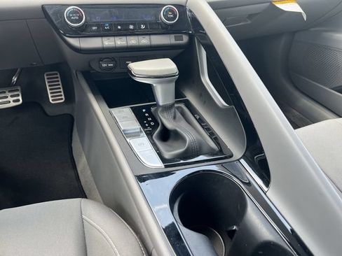 Certified 2025 Hyundai Elantra SEL FWD image 25