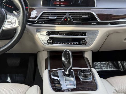 Used 2016 BMW 750i xDrive image 19