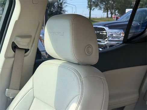 Used 2021 GMC Acadia Denali w/ Denali Technology Package image 11