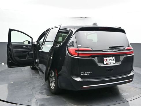 Used 2025 Chrysler Pacifica Select image 56