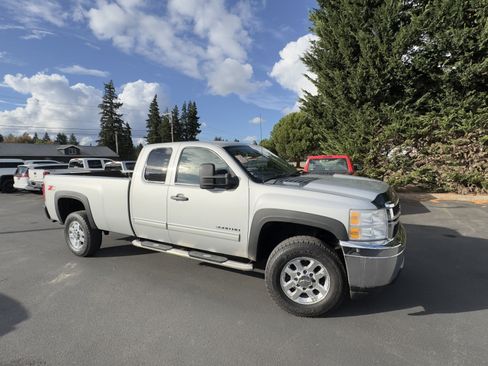 Used 2011 Chevrolet Silverado 3500 LT image 2