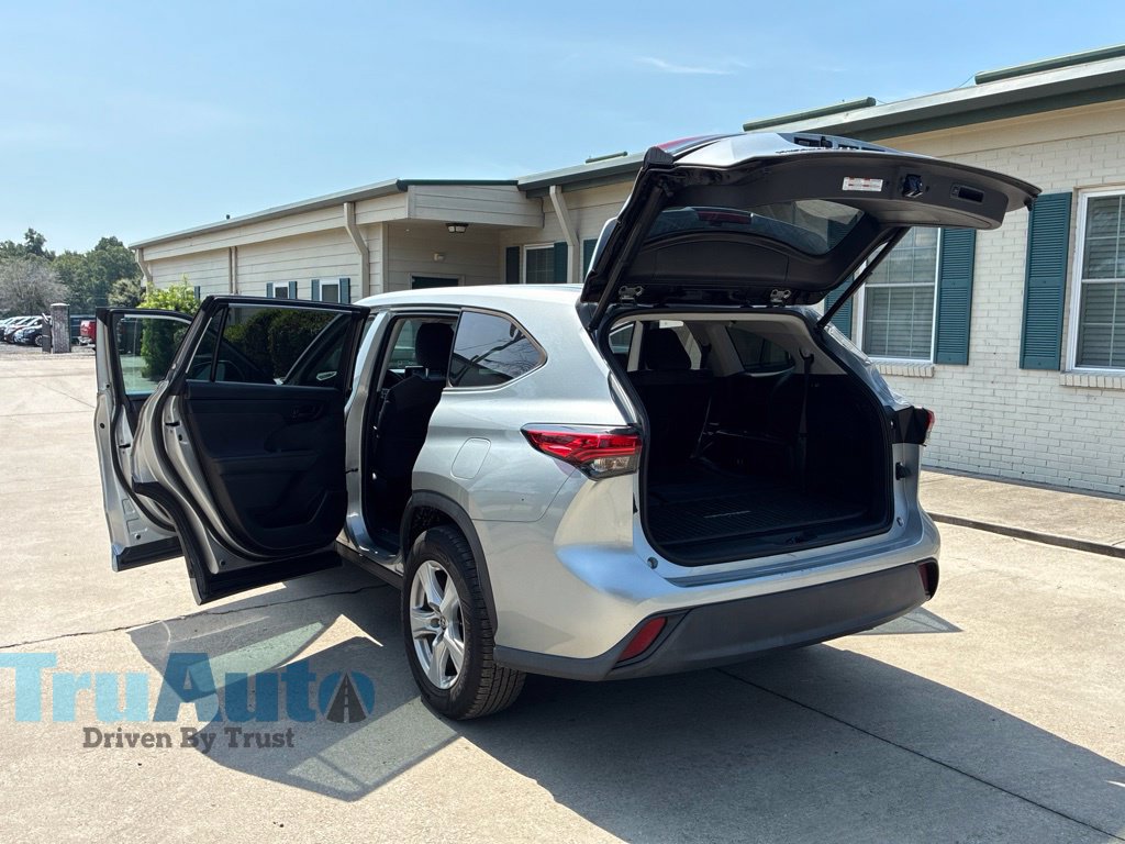 Used 2021 Toyota Highlander LE FWD image 15
