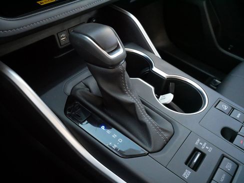 Certified 2025 Toyota Highlander XLE image 24