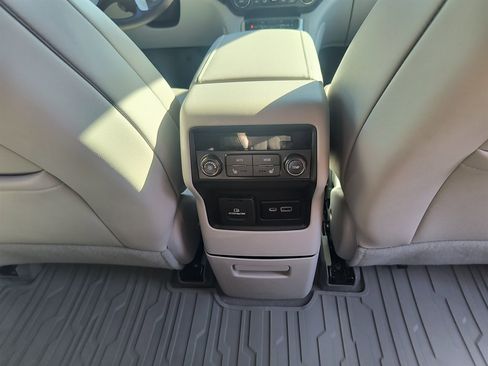 Used 2021 GMC Acadia SLT w/ Preferred Package image 29