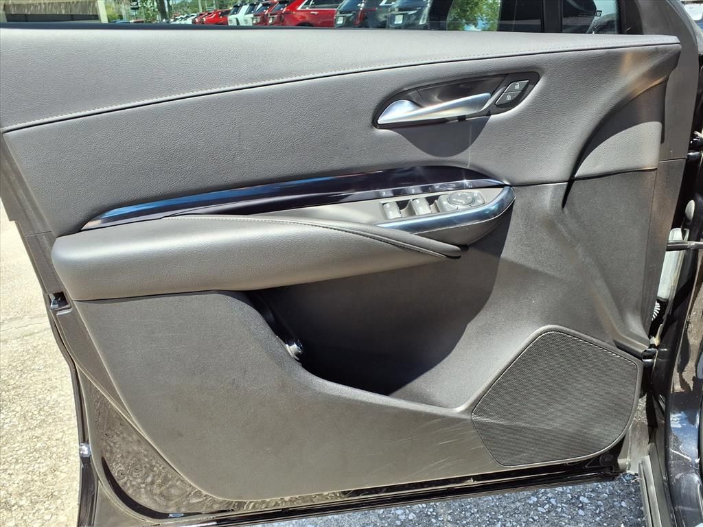 Used 2023 Cadillac XT4 Luxury w/ Cold Weather Package FWD image 19