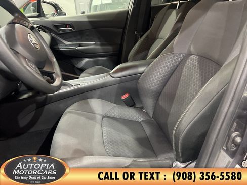 Used 2022 Toyota C-HR XLE FWD image 6