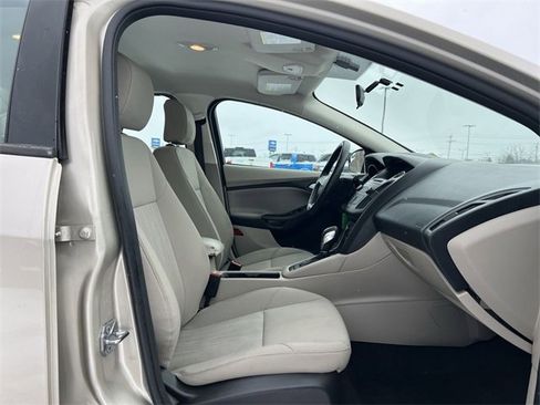 Used 2017 Ford Focus SE w/ Cold Weather Package image 19