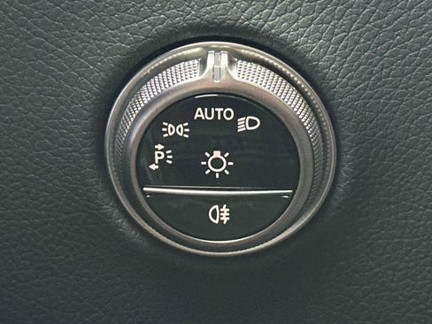 Used 2025 Mercedes-Benz GLC 350e 4MATIC image 18