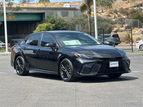 New 2026 Toyota Camry Hybrid FWD image 8