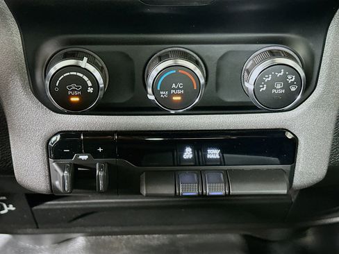 Used 2024 RAM 2500 Tradesman w/ Chrome Appearance Group image 23