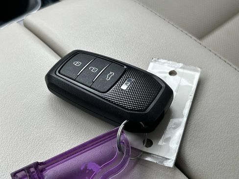 Used 2022 Buick Envision Essence w/ Technology Package I FWD image 38