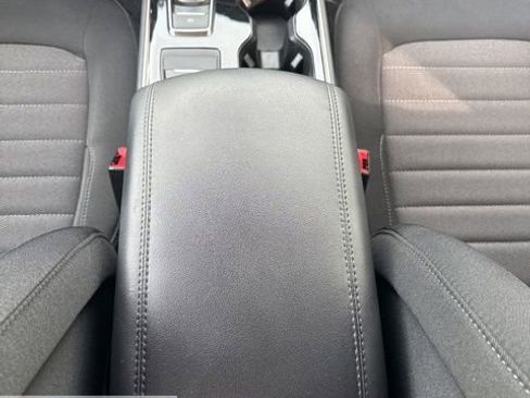 Used 2020 Ford Edge SE image 24