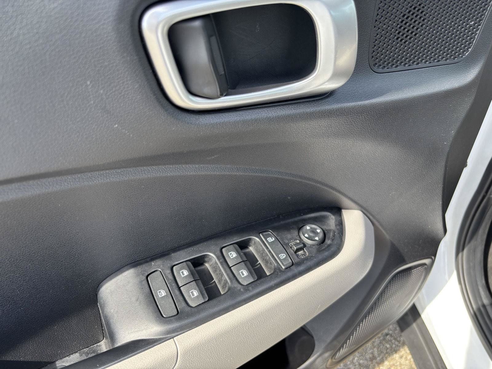 Used 2025 Hyundai Venue SEL FWD image 11
