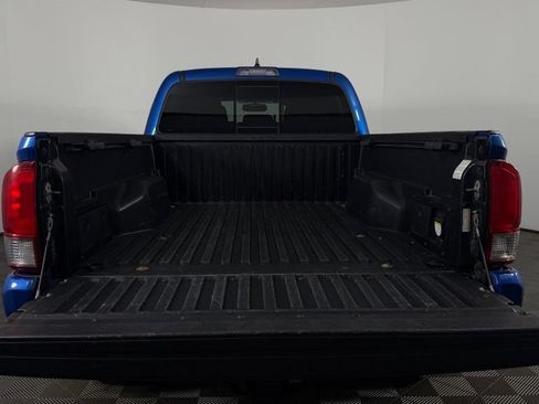 Used 2017 Toyota Tacoma TRD Sport AWD/4WD image 9