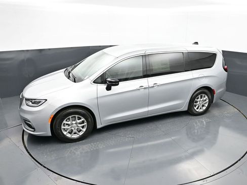 New 2026 Chrysler Pacifica Select image 34