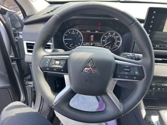 Used 2025 Mitsubishi Outlander SE AWD/4WD image 11