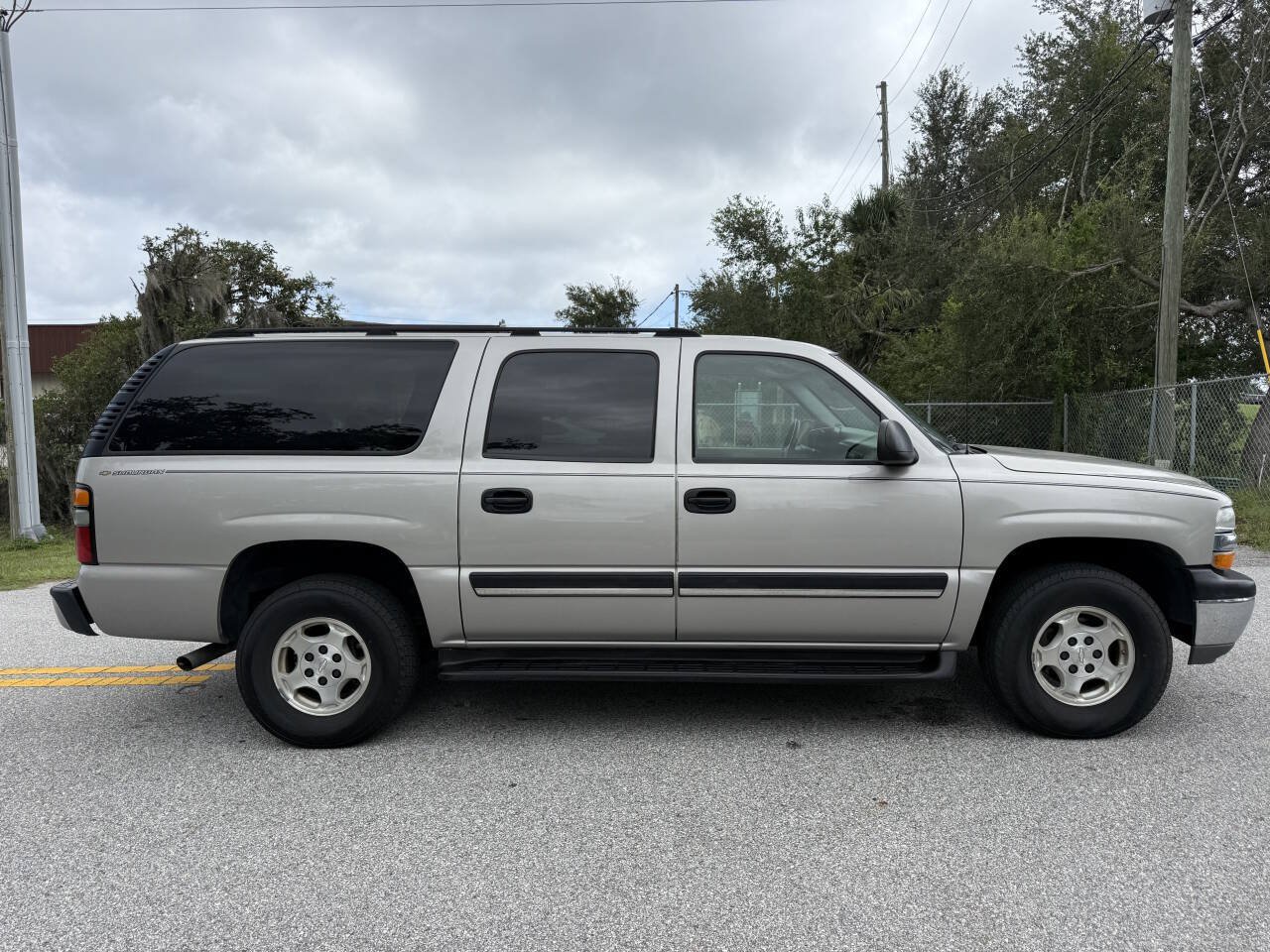 Used 2004 Chevrolet Suburban LS w/ Preferred Equipment Group RWD image 12