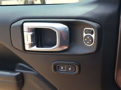 Used 2025 Jeep Wrangler Unlimited Rubicon AWD/4WD image 29