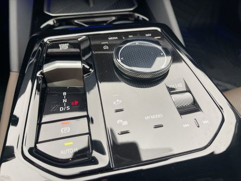 Used 2025 BMW 530i xDrive w/ Premium Package image 31