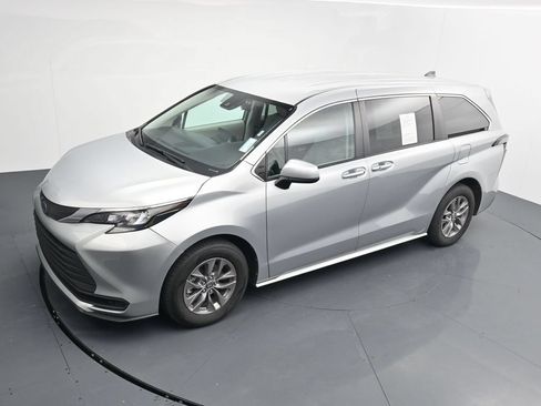 Used 2024 Toyota Sienna LE FWD image 12