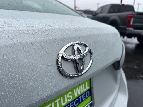 Used 2020 Toyota Yaris L image 32