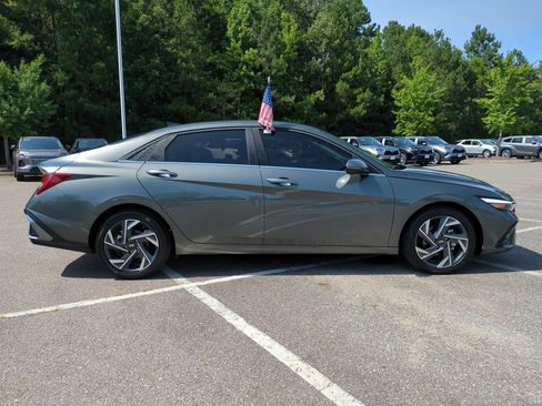 Used 2025 Hyundai Elantra Limited FWD image 3