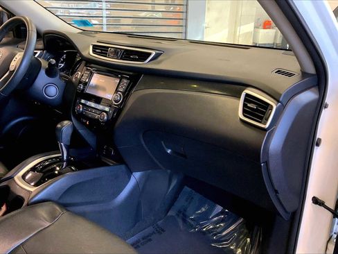 Used 2016 Nissan Rogue SL w/ SL Premium Package image 19