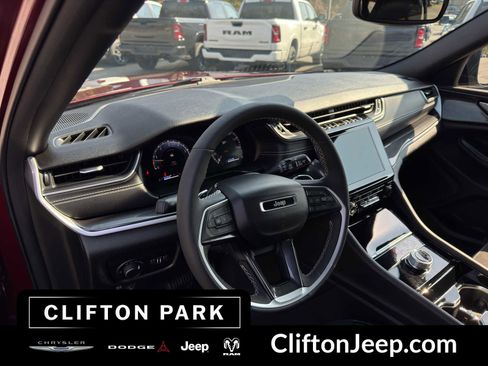 Used 2023 Jeep Grand Cherokee Altitude AWD/4WD image 11