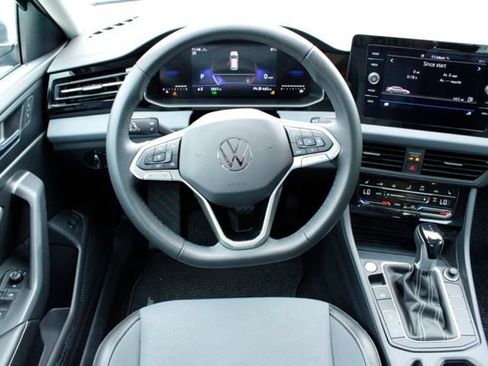 Used 2026 Volkswagen Jetta SE FWD image 17